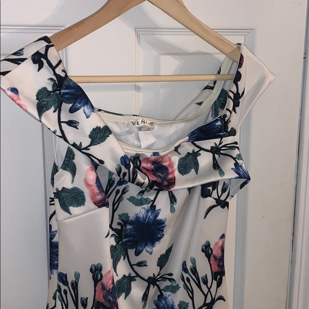 Off the shoulder floral dress - Picture 3 of 3
